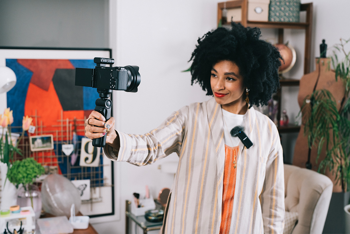 Za razliku od standardnog analognog prenosa, ne morate da brinete o smetnjama u kablovskom signalu. Uparite ZV-E10 sa bilo kojim mikrofonom kompanije Sony koji podržava digitalni audio interfejs preko višenamenskog priključka za jasan, potpuno digitalan zvuk bez buke. Možete i da povežete omiljeni mikrofon putem priključka za mikrofon na fotoaparatu za još bolji zvuk.