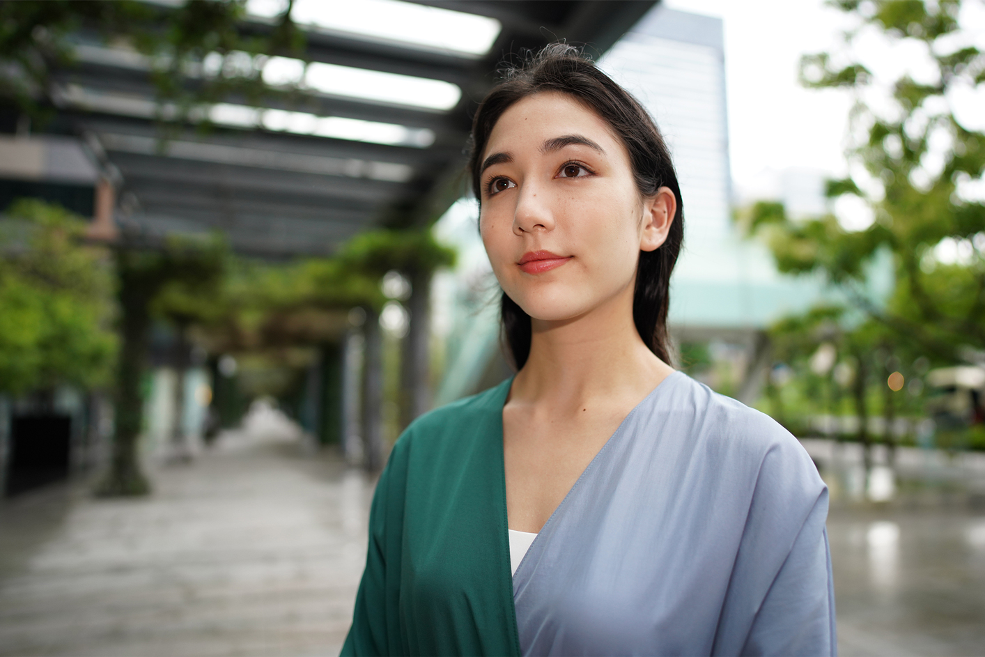 Primer slike sa portretom žene snimljen napolju