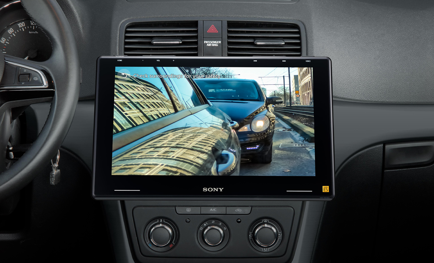 Unutrašnji prikaz instrument table vozila prikazuje kameru za pomoć pri parkiranju u upotrebi na risiveru XAV-9550ES