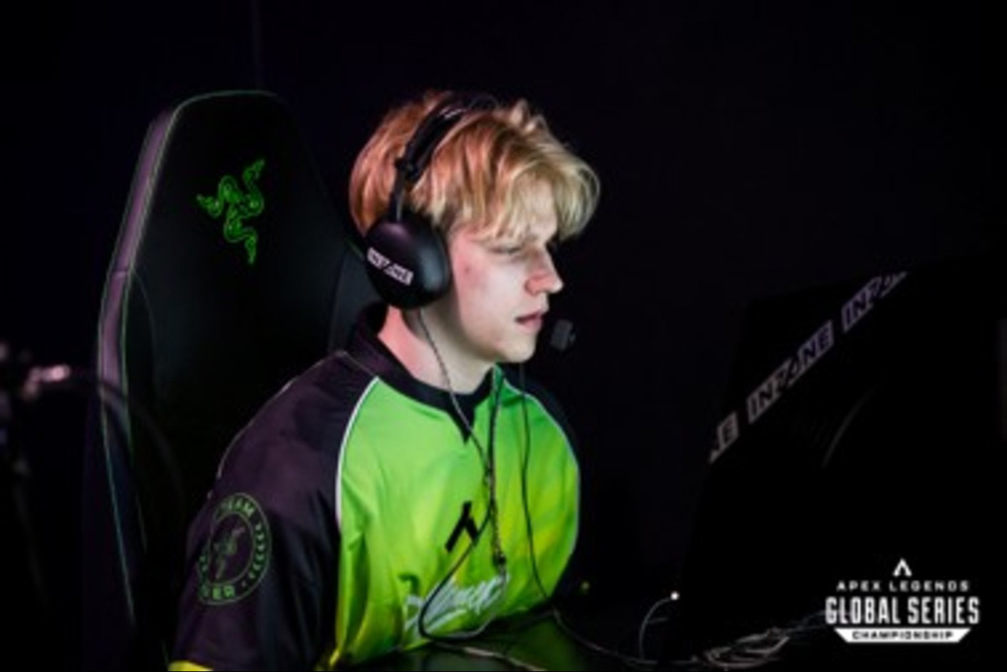 Igrač nosi slušalice za igranje INZONE H9 II i takmiči se na monitoru za igranje INZONE M10S