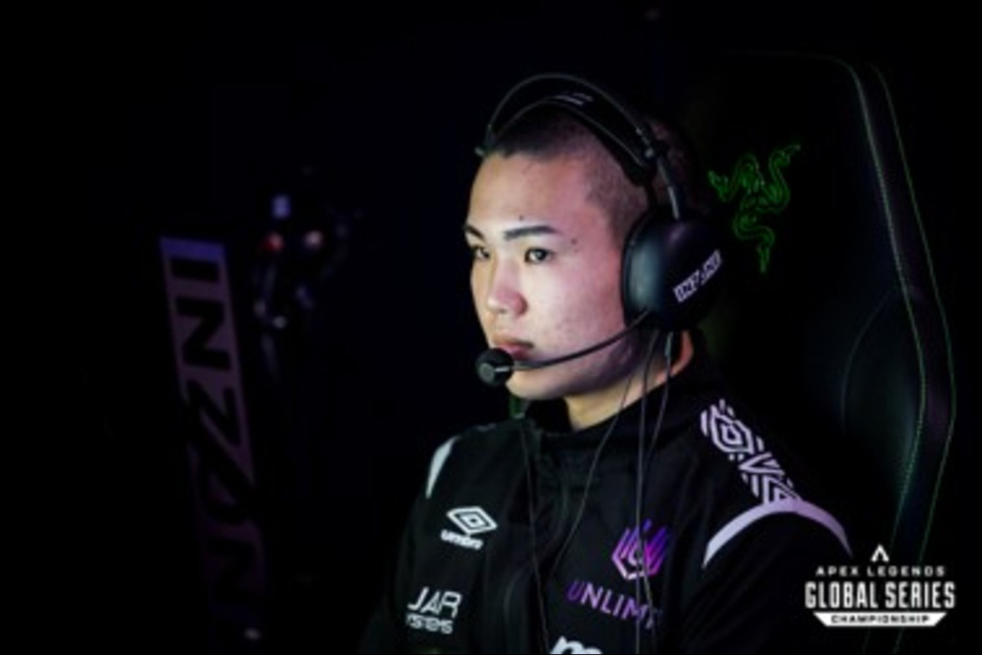 Igrač nosi slušalice za igranje INZONE H9 II